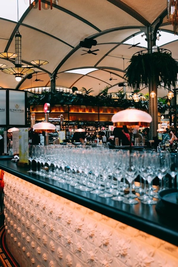 Comment créer une expérience de mixologie interactive dans votre restaurant bar