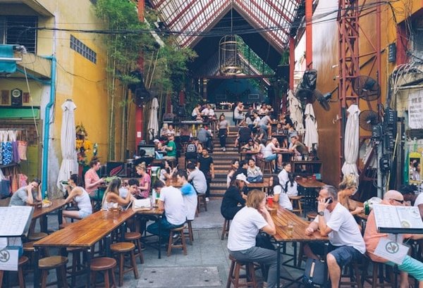 Les meilleures techniques pour former vos barmans dans votre restaurant bar